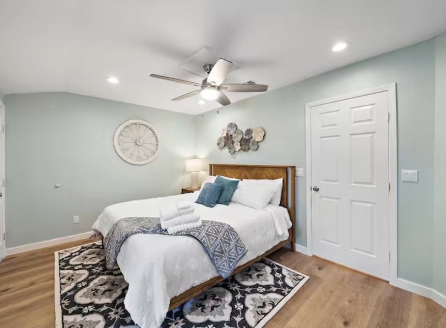 Guest bedroom with queen bed